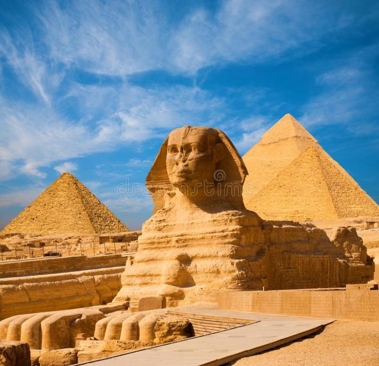 himmel-för-full-kropp-för-sfinx-blå-alla-pyramider-egypten-79966152.jpg