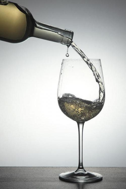 pouring-white-wine-fotografiabasica.jpg