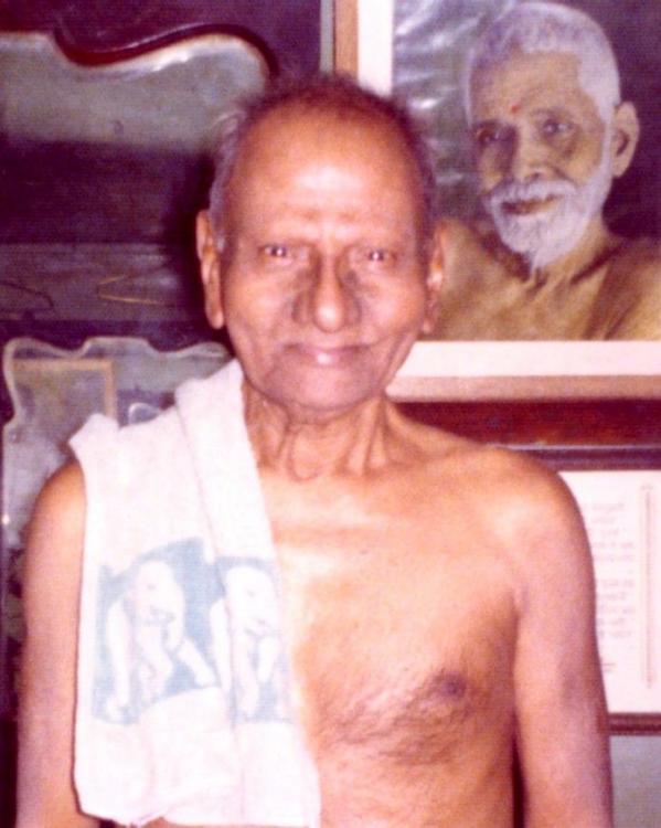 Hindu_Nisargadatta_Maharaj_standing_in_room_RM_photo_smaller.jpg