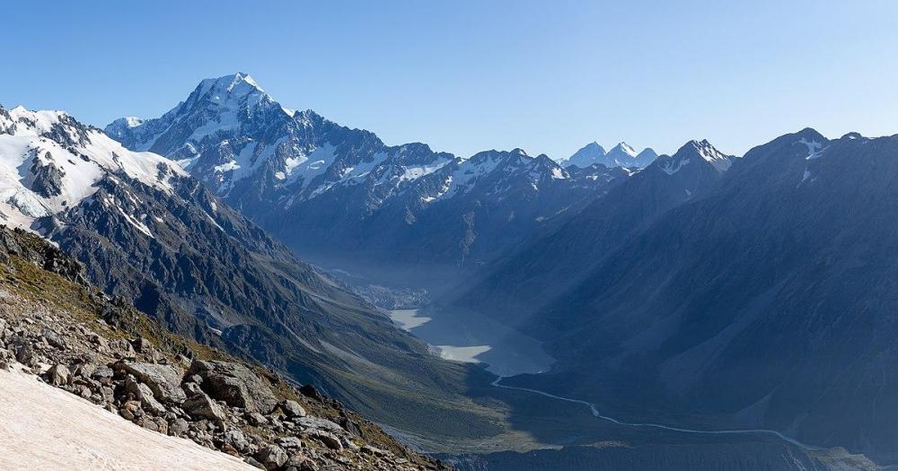1200px-Aoraki_-_Mt_Cook,_Aoraki_-_Mount_Cook_National_Park,_New_Zealand.jpeg