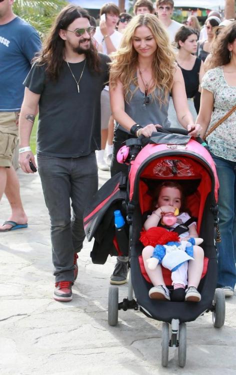 Drea+de+Matteo+Family+Coachella+Music+Festival+-7VN0I7ya1ox.jpg