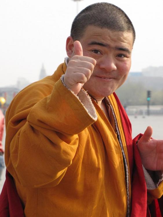 1200px-Beijing_bouddhist_monk_2009_IMG_1486.JPG