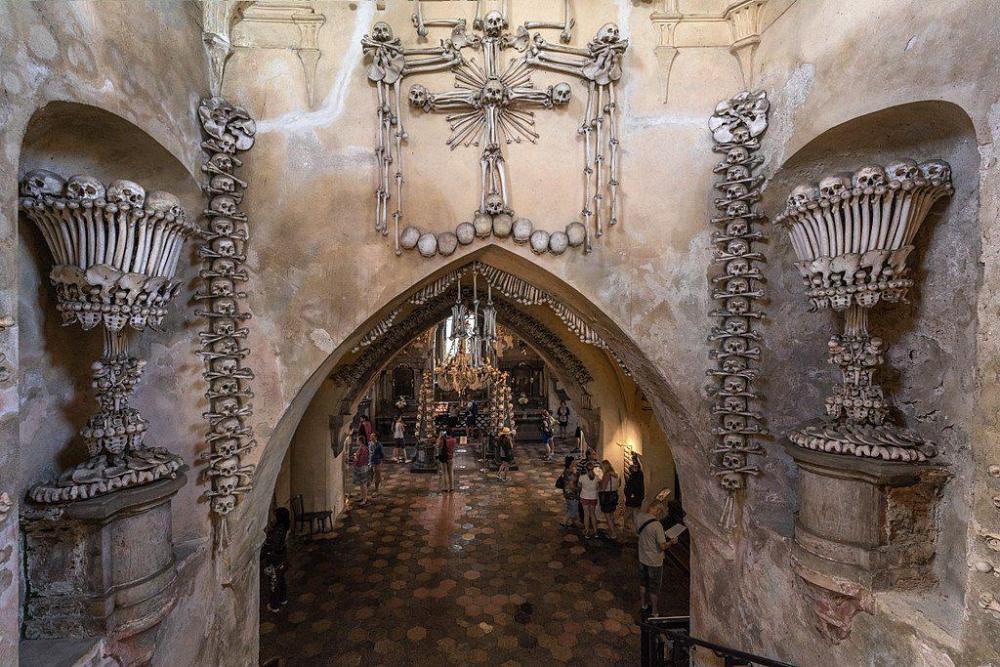 21b7b471-f69b-495c-9469-741c3ce4541ce578bae30c70f59f4a_1024px-Sedlec_Ossuary_Interior_1.jpg