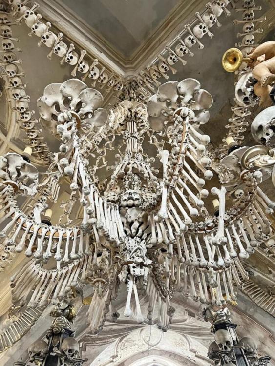 sedlec-ossuary-church-bone-chandelier-kutna-hora-840x1120.jpg