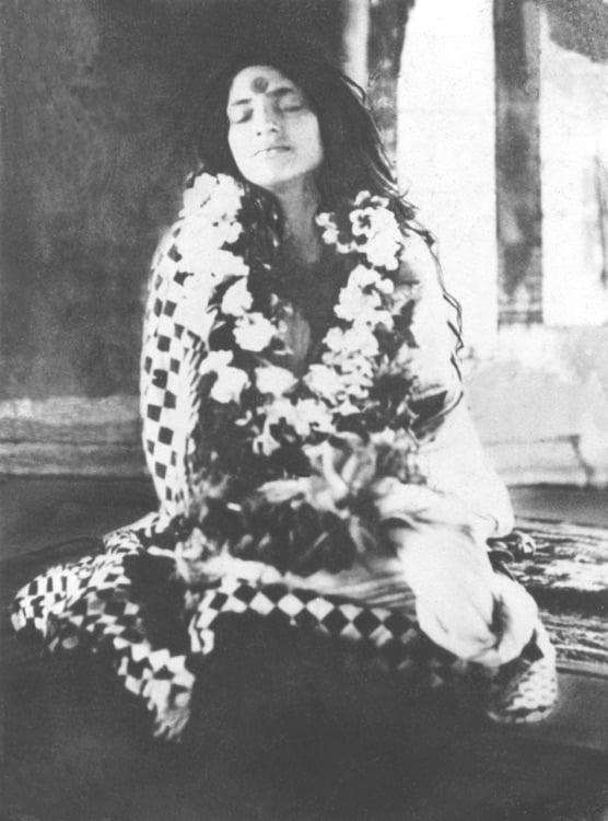 Sri-Anandamayi-Ma-in-samadhi.jpg