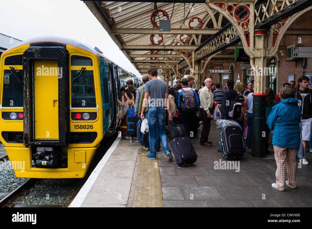 passengers-catching-getting-on-boarding-an-arriva-wales-train-at-aberystwyth-CWYX00.jpg